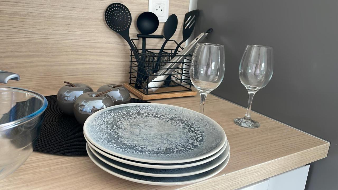 Studio 23 M2+Wifi +Parking Prive Oullins Exterior foto