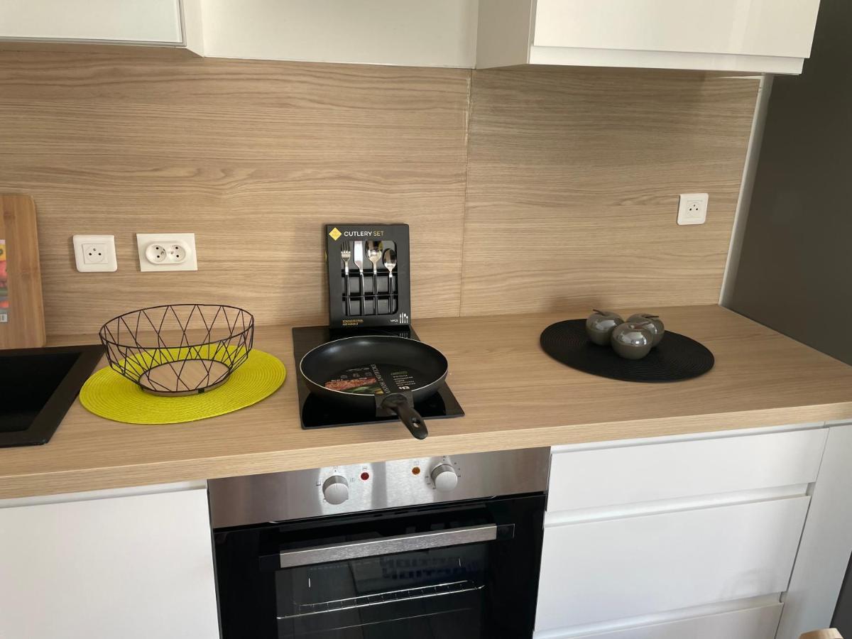 Studio 23 M2+Wifi +Parking Prive Oullins Exterior foto